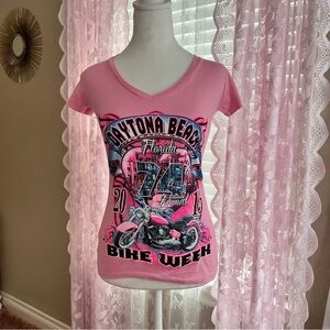 Daytona Beach '74' Graphic V-Neck Tee - Pink